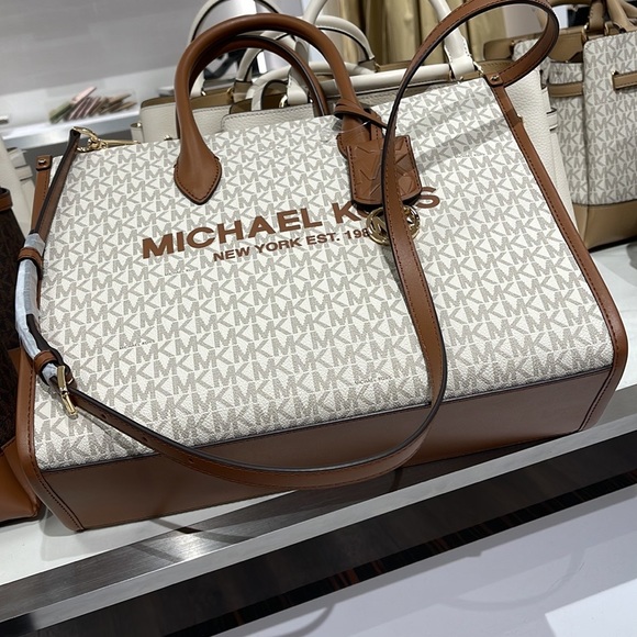 Michael Kors "Mirella" MD EW Tote Vanilla Shoulder Tote
35F2G7ZT2B - NWT - Picture 5 of 16